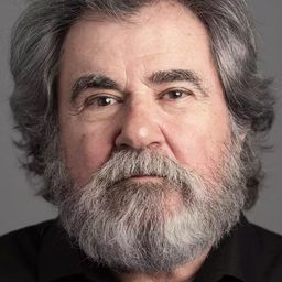 Luis Pérezagua 飾演 Don Julián