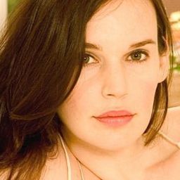 Molly Griffith 飾演 Waitress