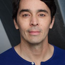 Benjamin Chamberlain 飾演 Hulky Young Cop