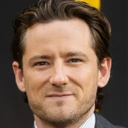 路易斯普爾曼 飾演 Luke