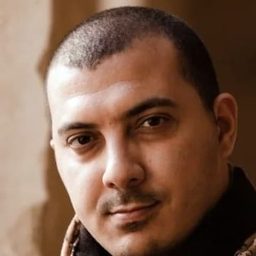 Yassine Douani - 陽台上的壞女孩演員 飾演Journaliste TV