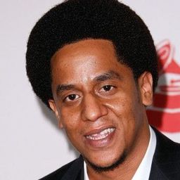 泰戈·卡德龍 飾演 Leo