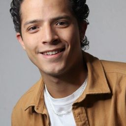 Fidel Cuevas - 謀殺邀請函演員 飾演Parcel Delivery Man