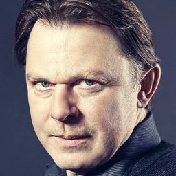 西蒙庫斯米德爾 飾演 Priest Marian