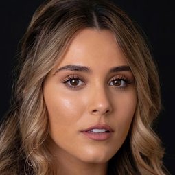 Olivia Vasquez - 當我們懶在一起演員 飾演Gabriella (voice)