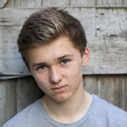 Gus Barry 飾演 Alexi