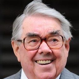 Ronnie Corbett 飾演 