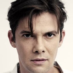 Toby Schmitz 飾演 John