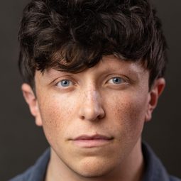 Mícheál Óg Lane 飾演 Daithí