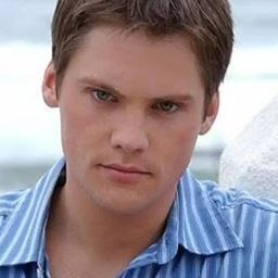 Teddy Dunn 飾演 Mark Kobold