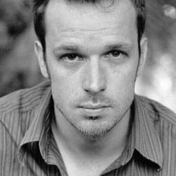 Christophe Sermet 飾演 Motti