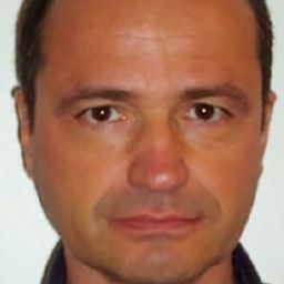 Nicolas Tronc 飾演 Robert Schwartz