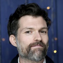 喬許·魯賓 - 綠茵場外演員 飾演Swim Coach