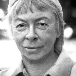 Mary Grace Canfield 飾演 Miss Foley