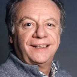 Johnny Dorelli 飾演 Emanuele Sansoni