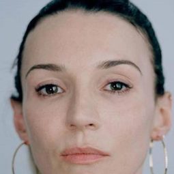 Kate Sissons 飾演 Clarissa