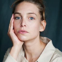 辛娜馬頓斯 飾演 Cora