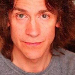 Wayne Kneeland 飾演 Lloyd