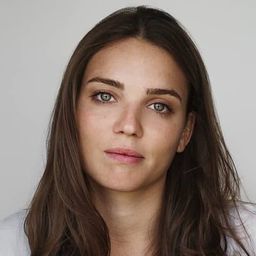 Ruby Kammer 飾演 Rachel