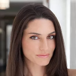 Silvia Kal 飾演 Laura