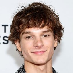 瑪森泰晤士 - How to Train Your Dragon 2演員 飾演Hiccup