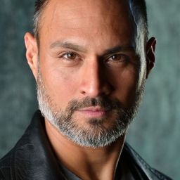 Omer Mughal 飾演 Handsome Man