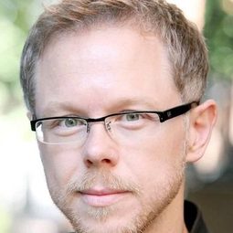 Steven Kynman 飾演 Robert the Robot