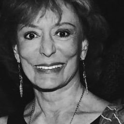 Delia Salvi 飾演 Bette