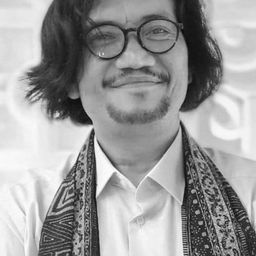 Whani Darmawan 飾演 Warok (Troupe Leader)