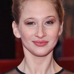 Réka Tenki 飾演 Klára