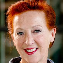 Loes Luca 飾演 Loes