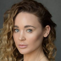 Kelly Rian Sanson 飾演 Cinderella