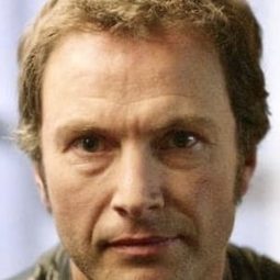 Thomas Lockyer 飾演 Johnson