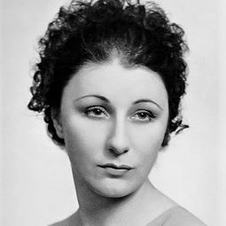 Judith Anderson 飾演 Ann Treadwell