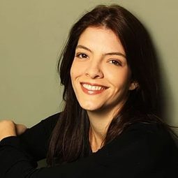 Ana Abott 飾演 Nhá Loló