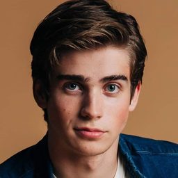 Raphael Ruggero 飾演 Drew