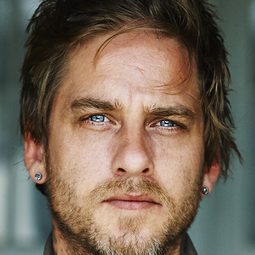 Joel Thomas Hynes 飾演 Carl