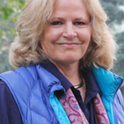 Sean Catherine Derek 飾演 Laura