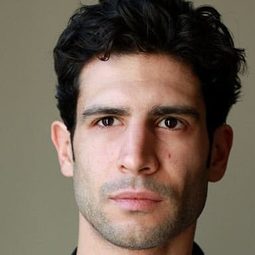 Lionel Cecilio 飾演 Gilbert Bécaud