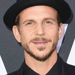 Gustaf Skarsgård 飾演 Jon