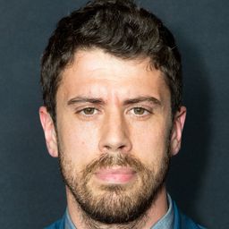 杜比卡彼 飾演 Policeman