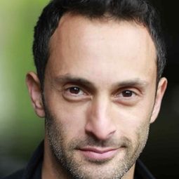 Aykut Hilmi - 火車站上的愛情演員 飾演Gangster