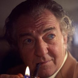 Rupert Davies 飾演 Clinton