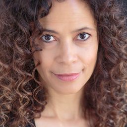 Erica Gimpel 飾演 Kareen