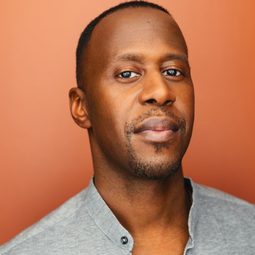 Marcus Paul James 飾演 Christmas Caroler / Mr. Jefferson / Pastor / Ensemble