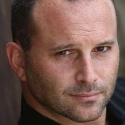 Adam Lieberman - 赤色疑雲演員 飾演Pete