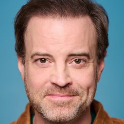 Chad Cox - 美國甜心演員 飾演Billy