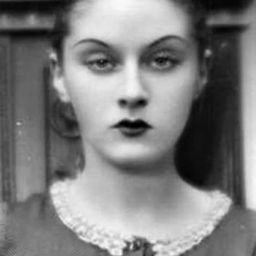 Rena Mandel 飾演 Giséle