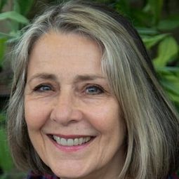 Sheila Ruskin 飾演 Evelyn Hillingdon