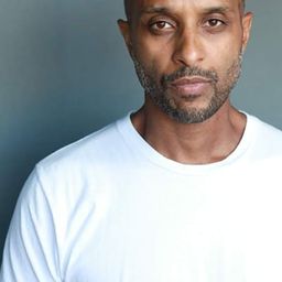 Charles Porter 飾演 Dwayne